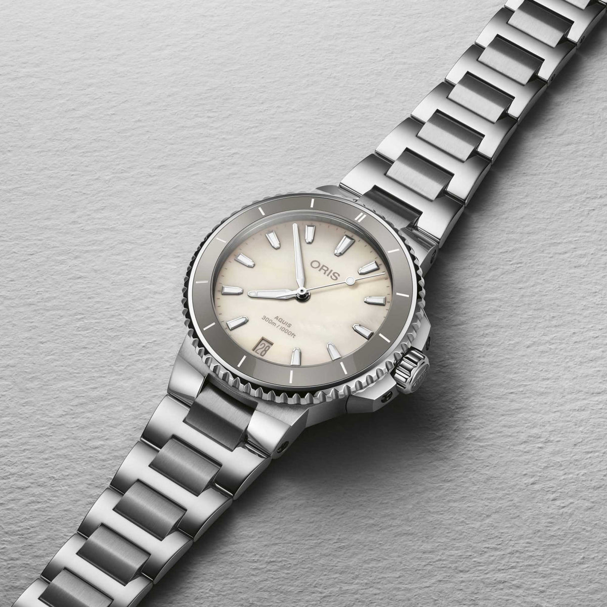 Oris Aquis Date Diamonds MOP Dial 36.5mm Watch 01 733 7792 4956-07 8 19 05P